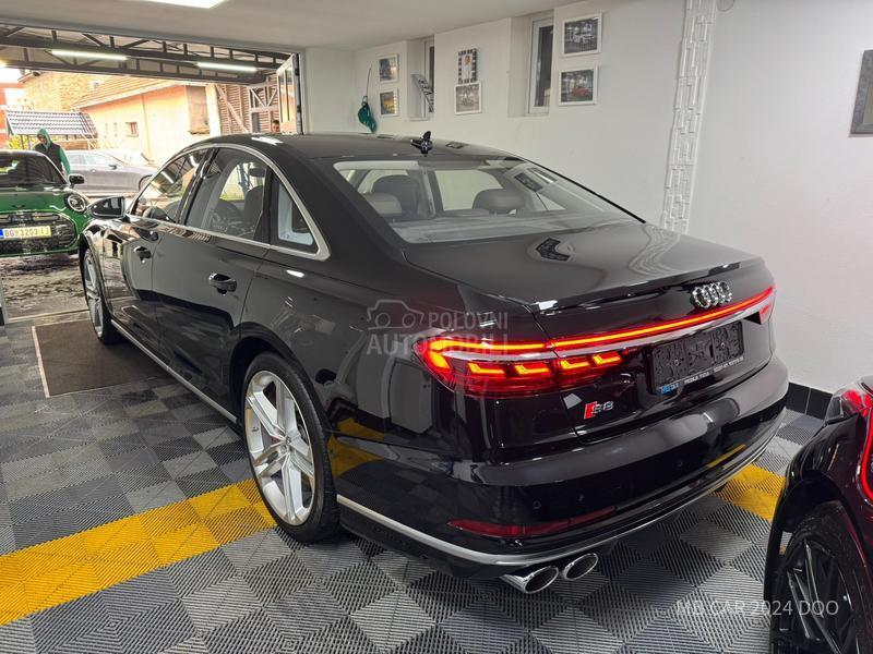 Audi S8 