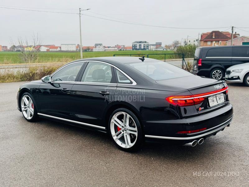 Audi S8 