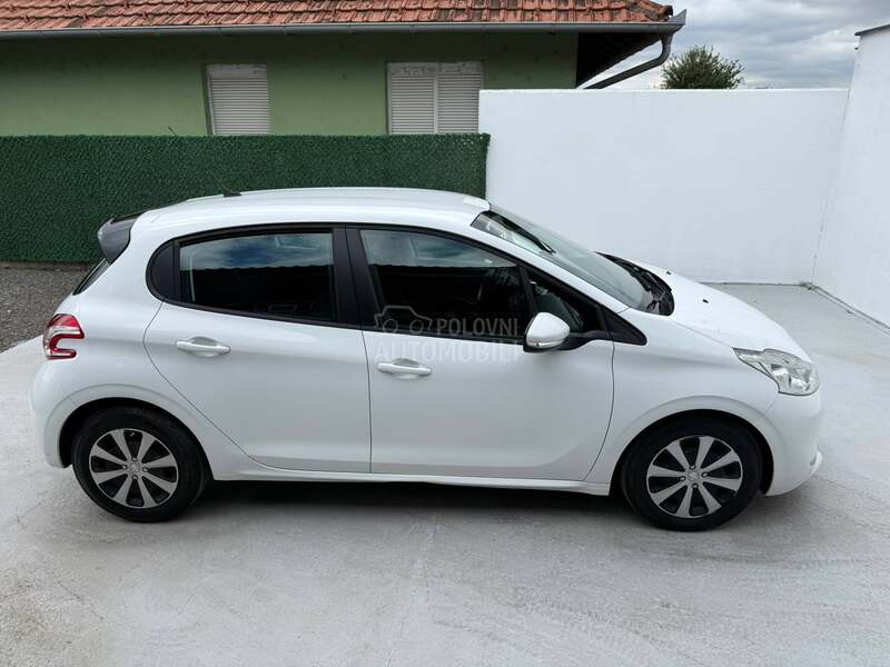 Peugeot 208 1.4HDI AUT/FUL/NAV