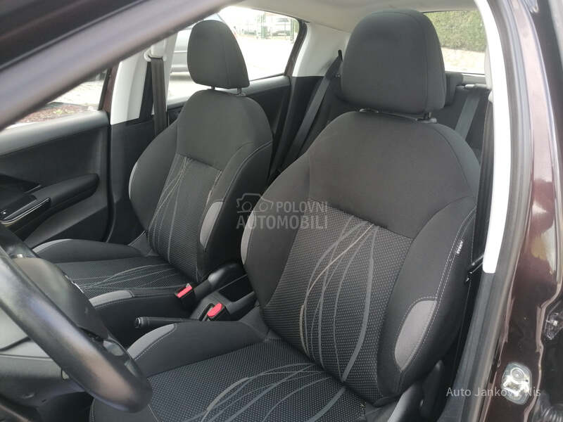 Peugeot 208 1.2i STYLE LINE CH