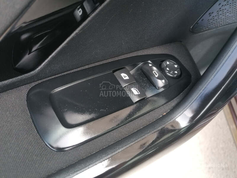 Peugeot 208 1.2i STYLE LINE CH