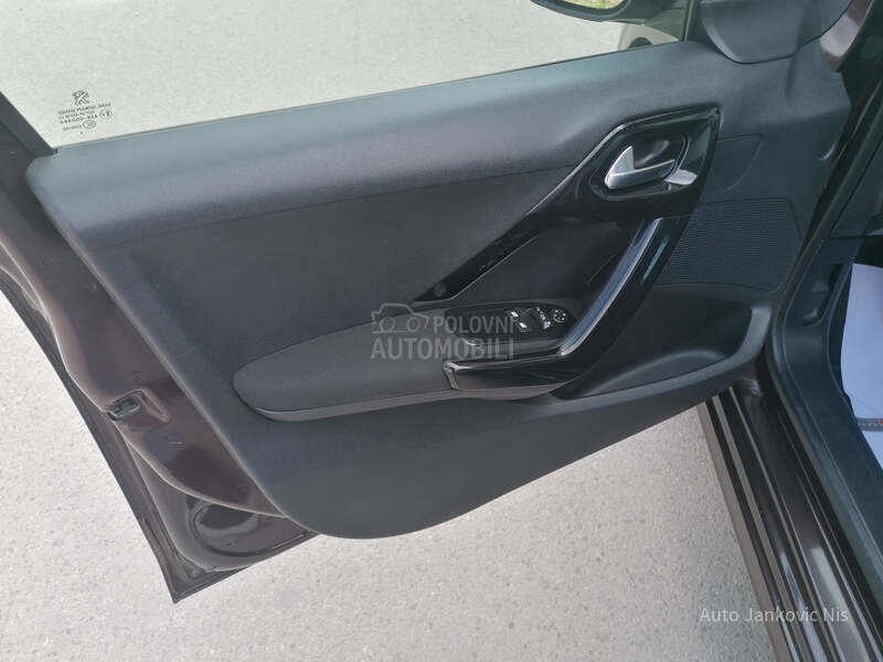 Peugeot 208 1.2i STYLE LINE CH