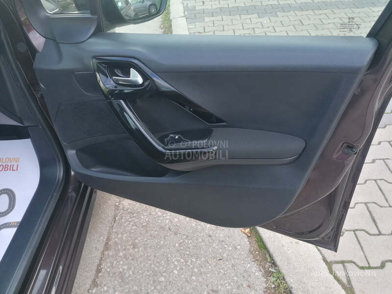 Peugeot 208 1.2i STYLE LINE CH