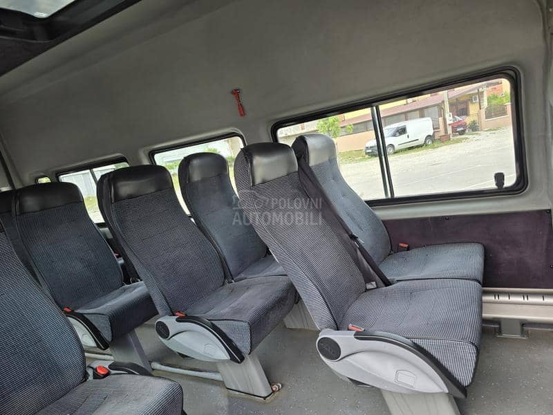 Ford Transit 18 sedista