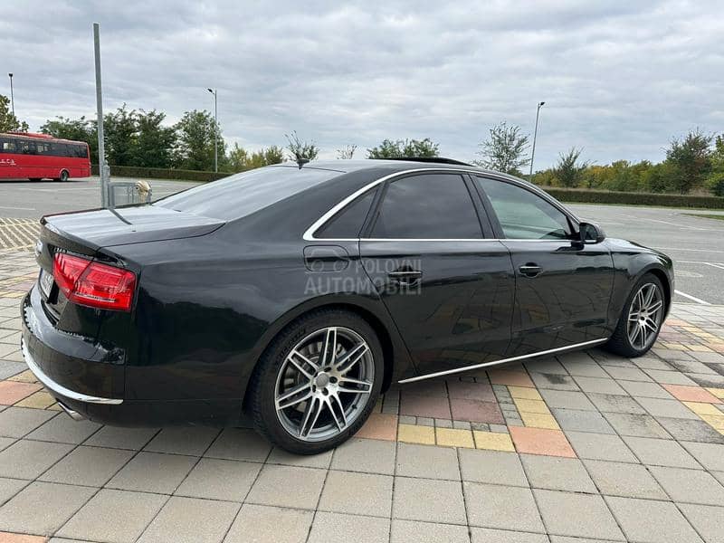 Audi A8 V8