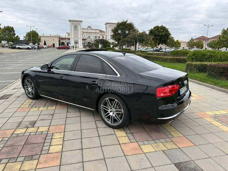 Audi A8 V8