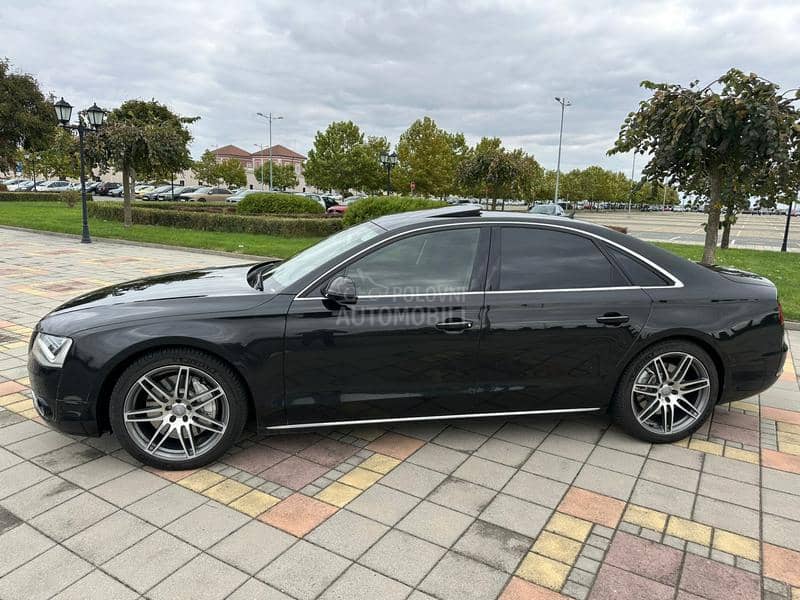 Audi A8 V8