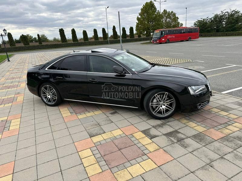 Audi A8 V8