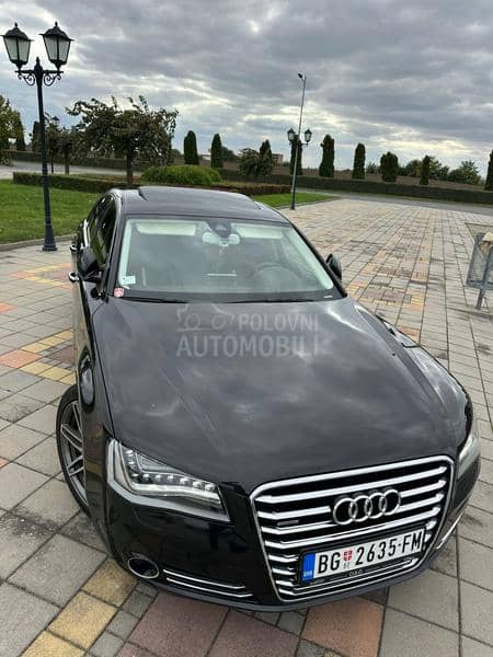Audi A8 V8