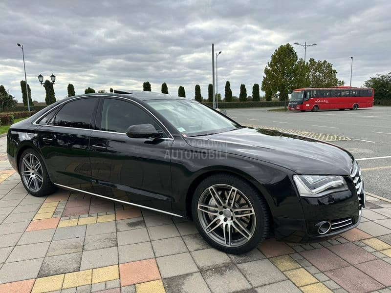 Audi A8 V8