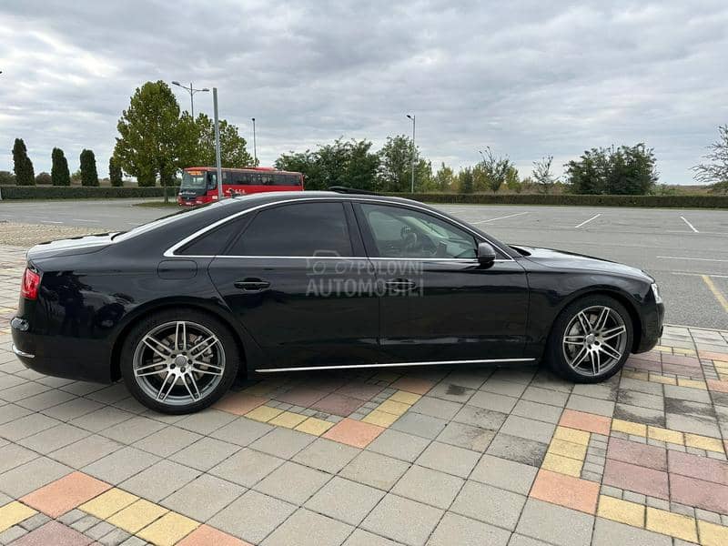 Audi A8 V8