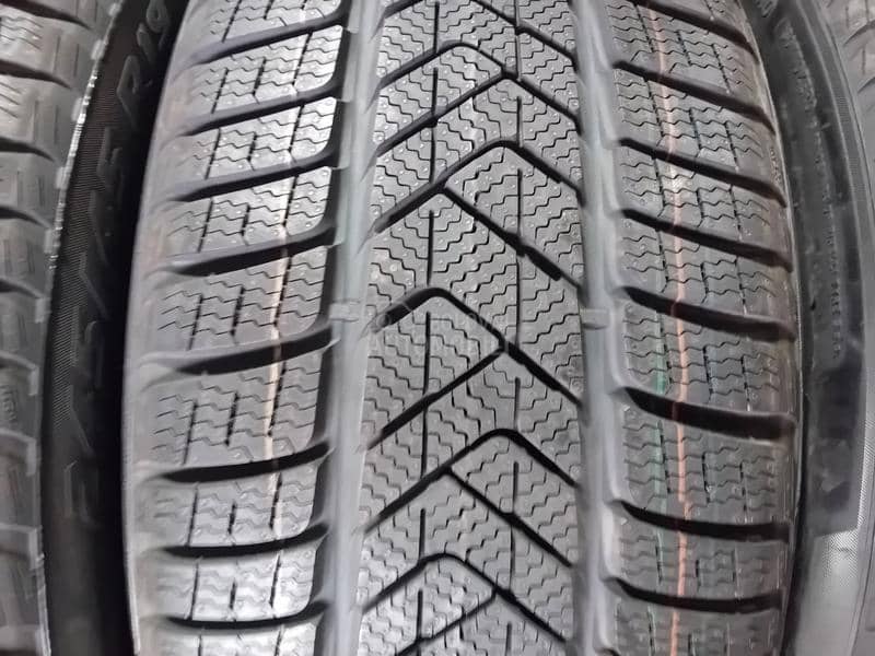 Pirelli 245/45 R19 Zimska