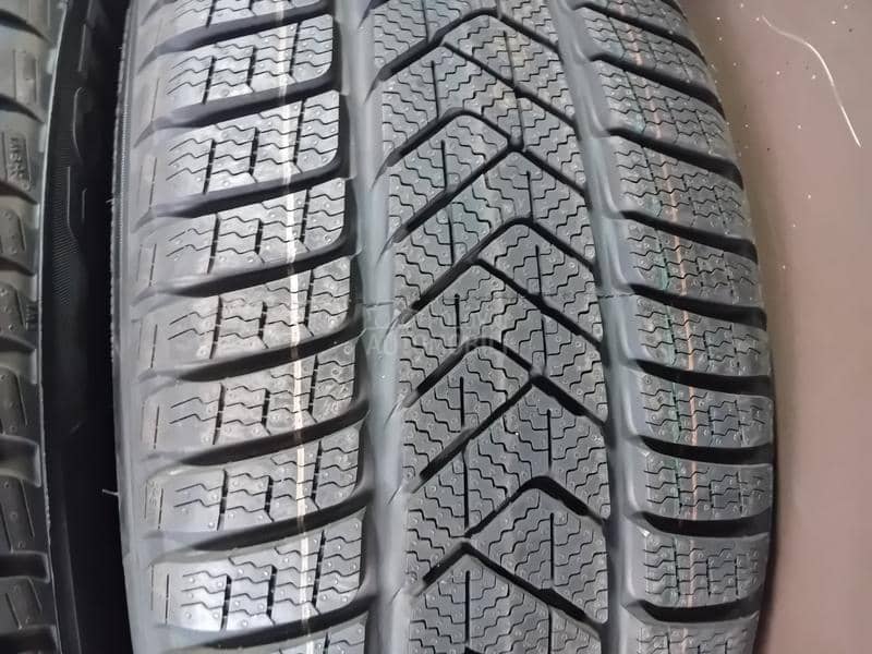 Pirelli 245/45 R19 Zimska