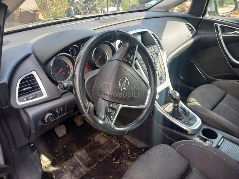 Opel Astra J 1.7 DT 2012. god. -  kompletan auto u delovima