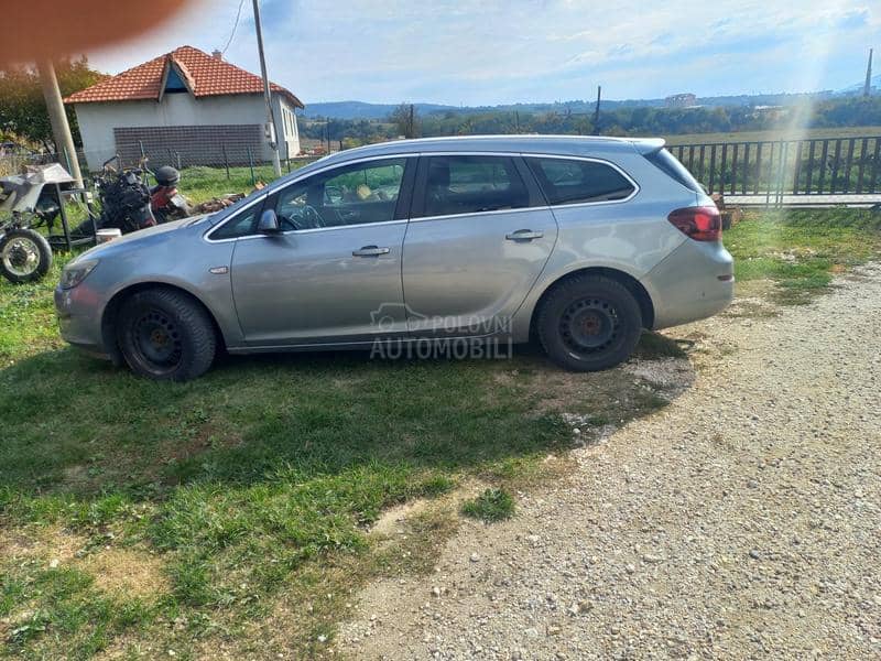 Opel Astra J 1.7 DT 2012. god. -  kompletan auto u delovima
