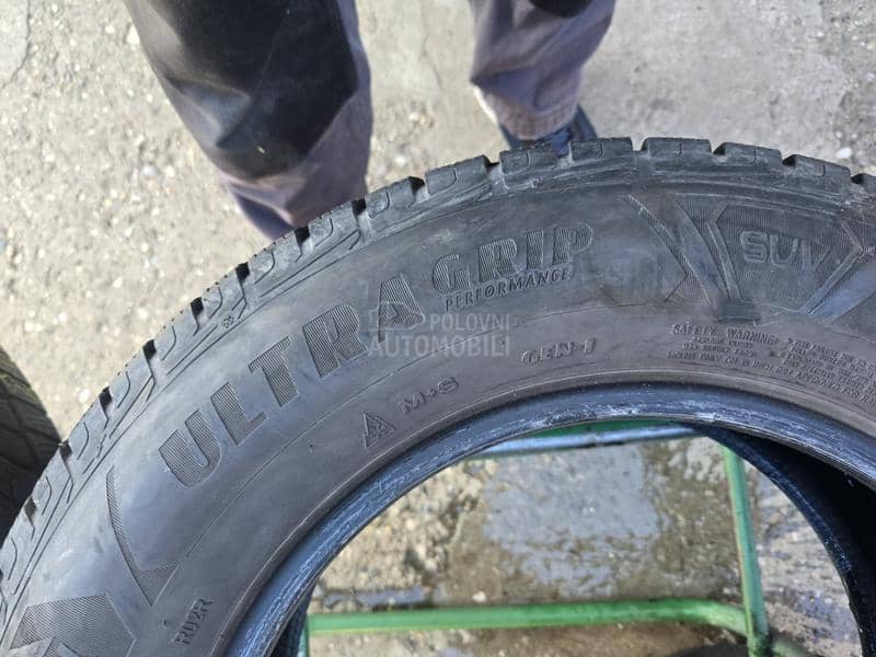 Goodyear 215/70 R16 Zimska