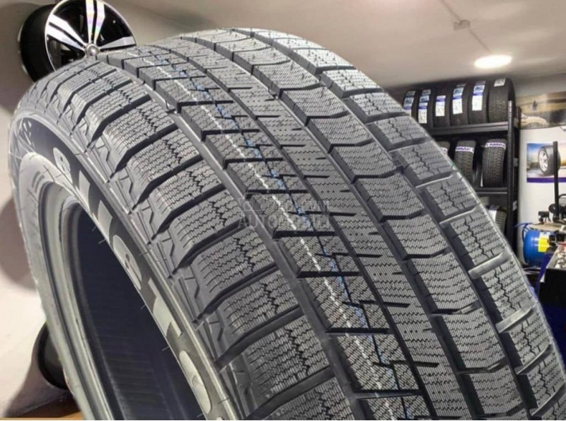 Tracmax 245/45 R18 Zimska