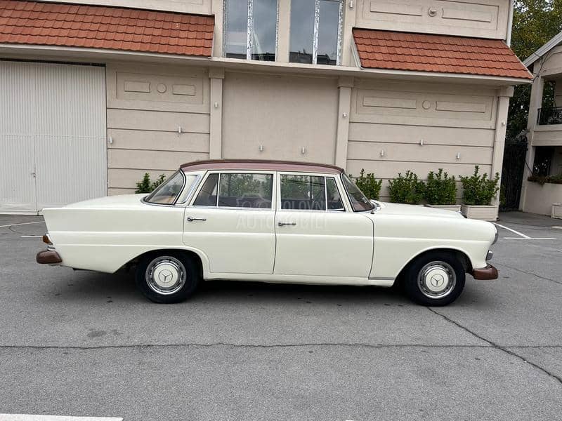 Mercedes Benz 200d fintail