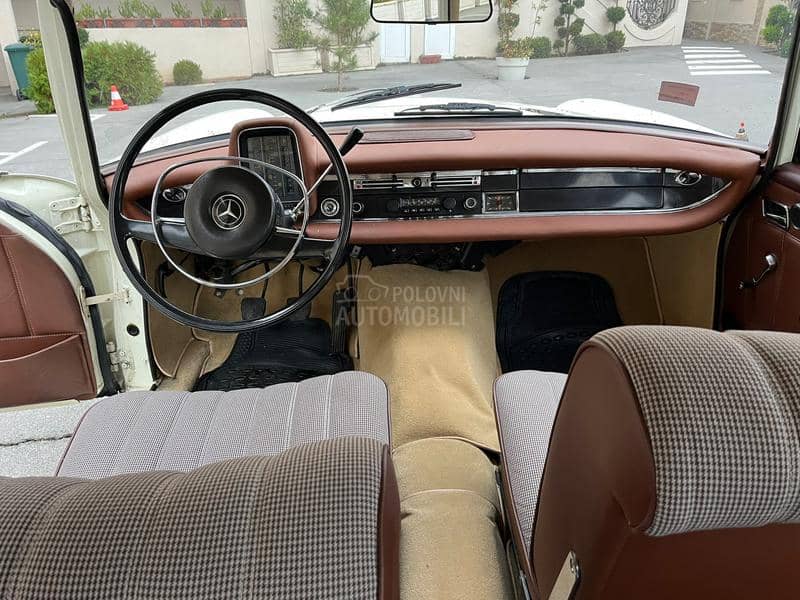 Mercedes Benz 200d fintail