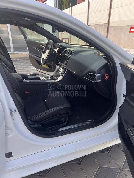 Jaguar XE R-SPORT 4x4