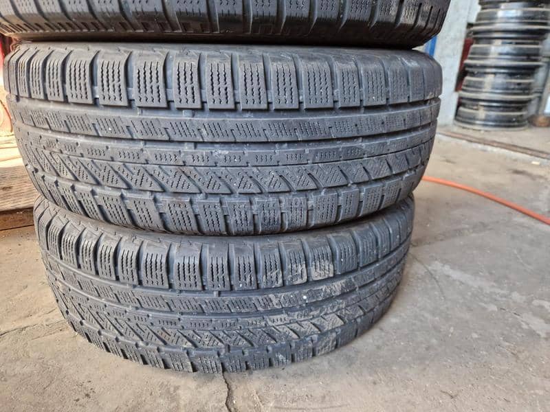 Bridgestone 215/65 R16 Zimska