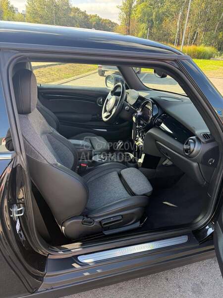 MINI Cooper S E Black Edition