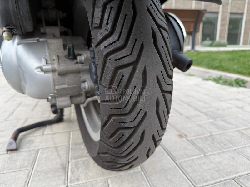 Vespa GTS 250ie PRVI VLASNIK