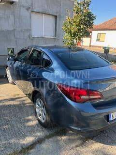 Opel Astra J limuzina 1,6