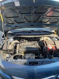 Opel Astra J limuzina 1,6