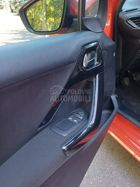 Peugeot 208 1.2E