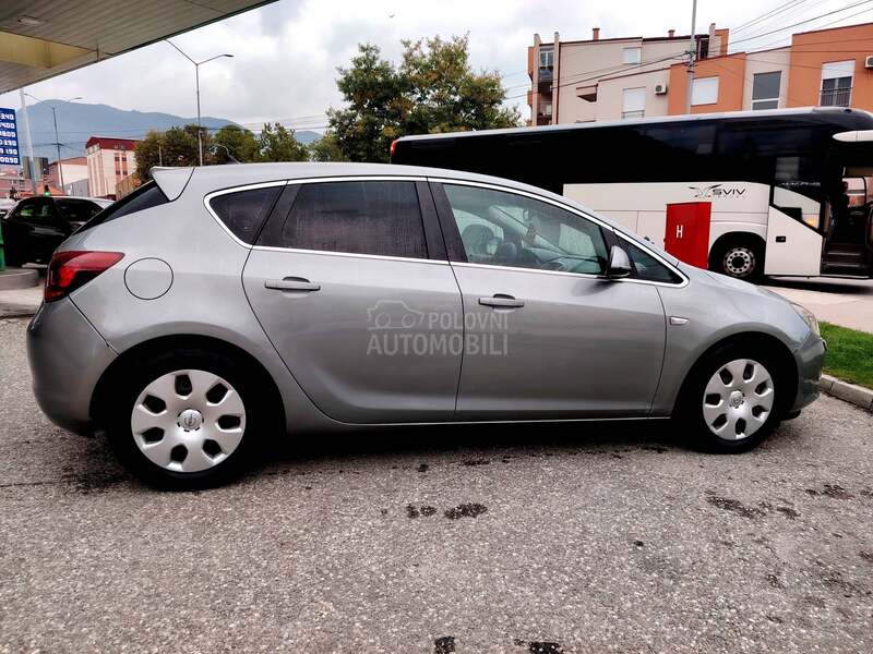 Opel Astra J 