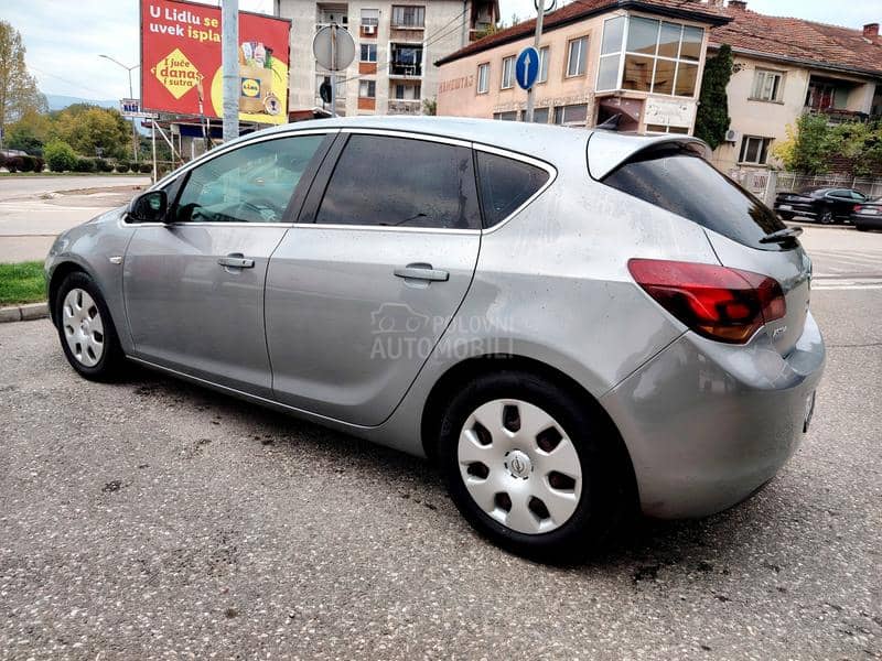 Opel Astra J 