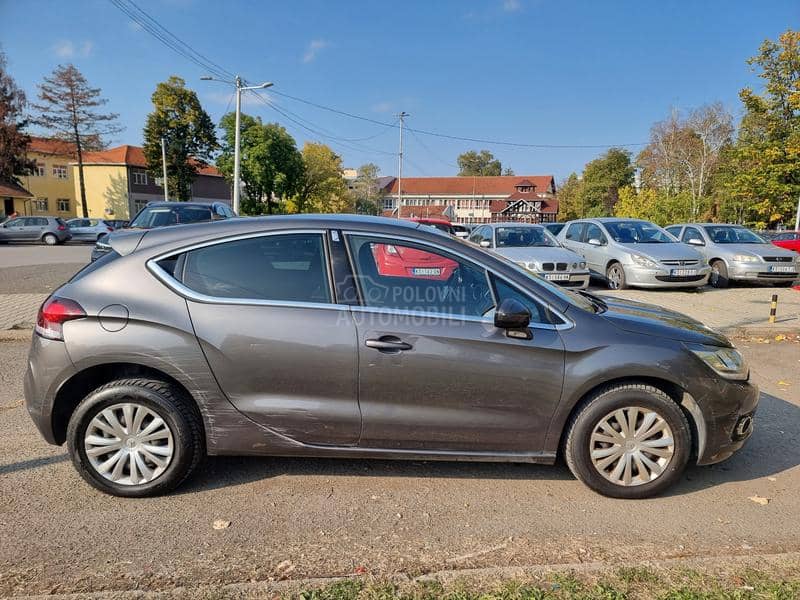 DS 4 