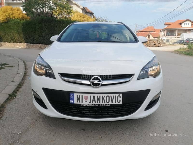 Opel Astra J 1.4i SELECTION CH