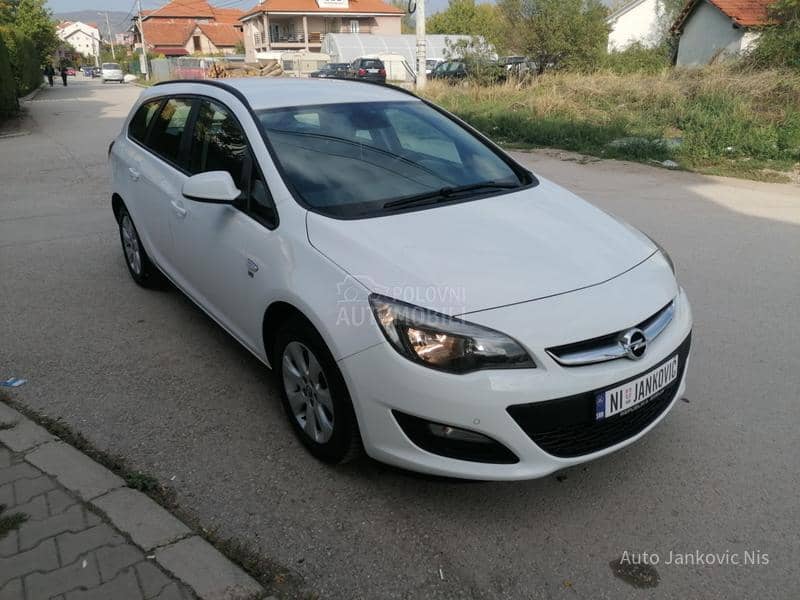 Opel Astra J 1.4i SELECTION CH