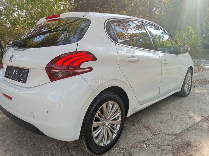 Peugeot 208 ALLURE