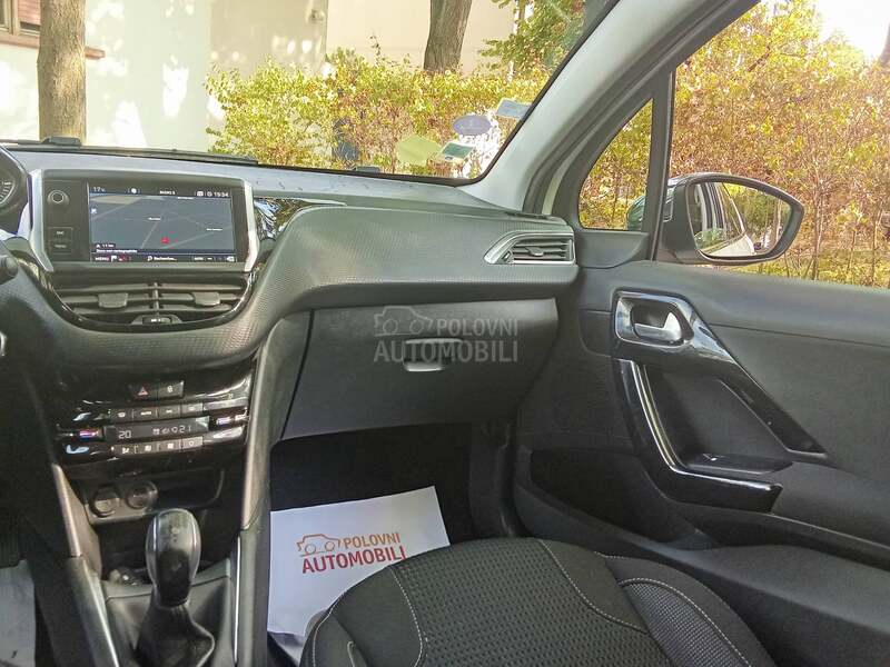Peugeot 208 ALLURE