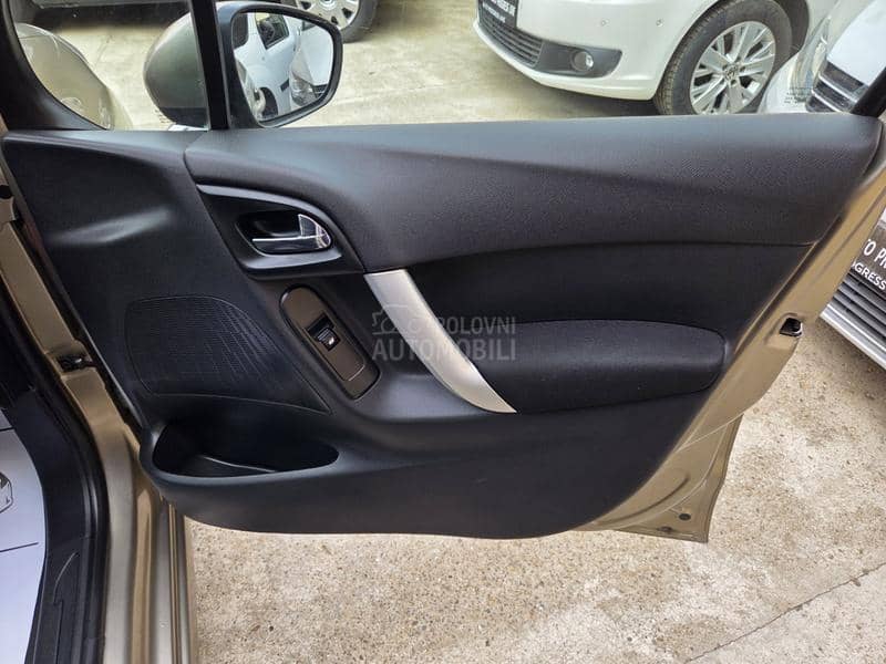 Citroen C3 1.4HDI/PANO/SERV Citroen C3 1.4HDI/PANO/SERV