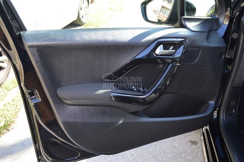 Peugeot 208 1.2 PureTech Nav