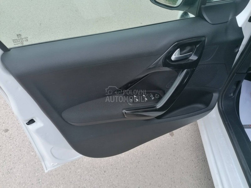 Peugeot 208 1.2i ACTIVE CH