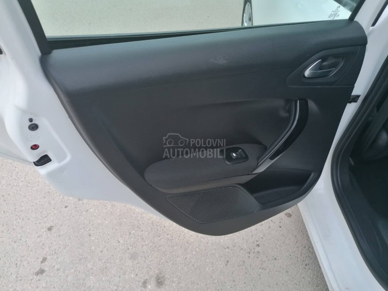Peugeot 208 1.2i ACTIVE CH