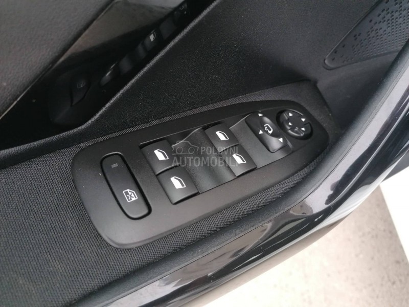 Peugeot 208 1.2i ACTIVE CH