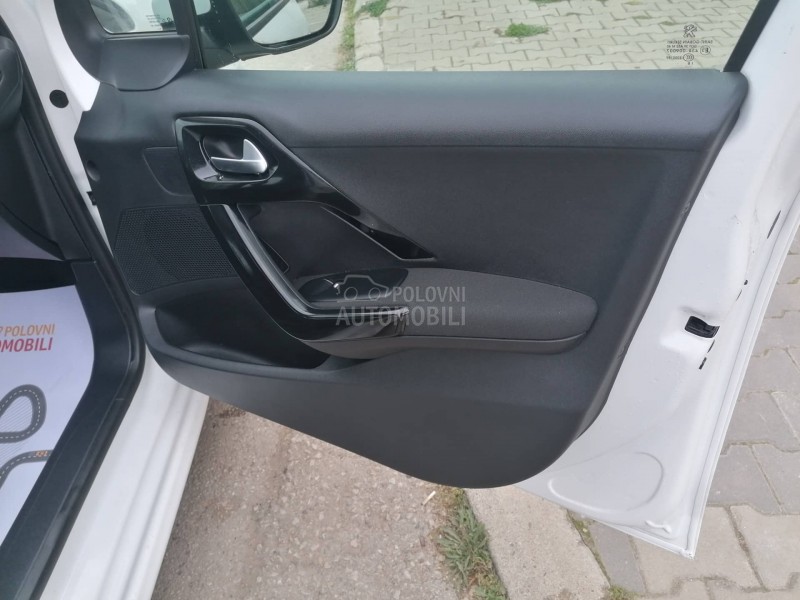 Peugeot 208 1.2i ACTIVE CH