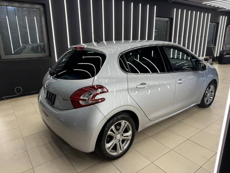 Peugeot 208 1.6 vti ALLURE CH