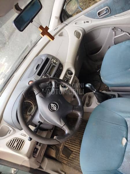 Nissan Almera Tino 