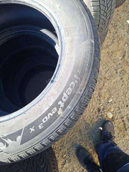Hankook 215/65 R17 Zimska