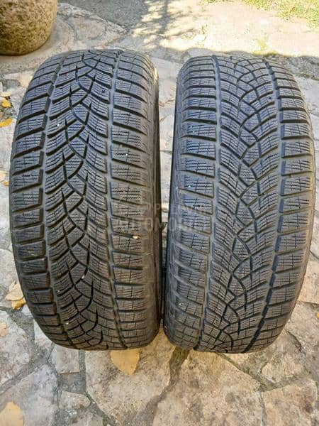 Goodyear 215/55 R17 Zimska