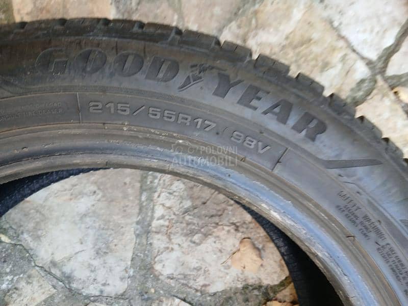 Goodyear 215/55 R17 Zimska