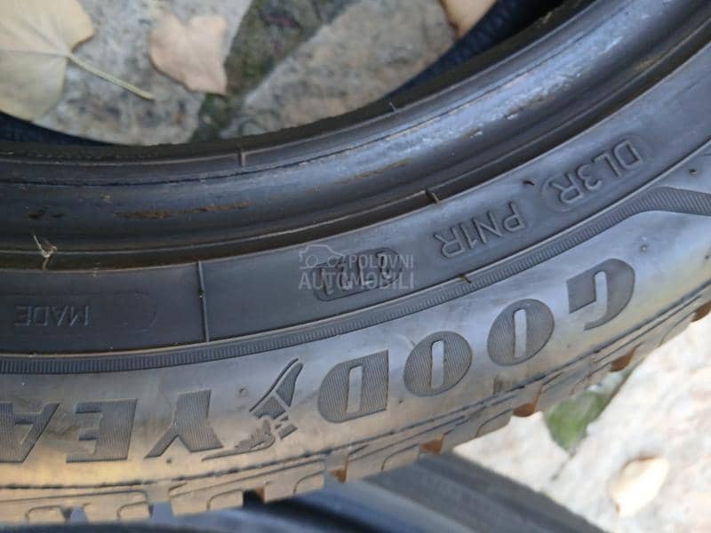Goodyear 215/55 R17 Zimska