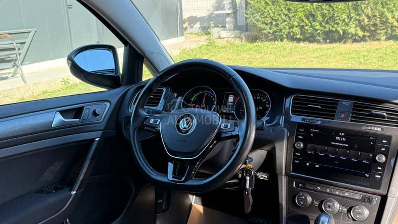 Volkswagen Golf 7 /NOV//LED/NAV/